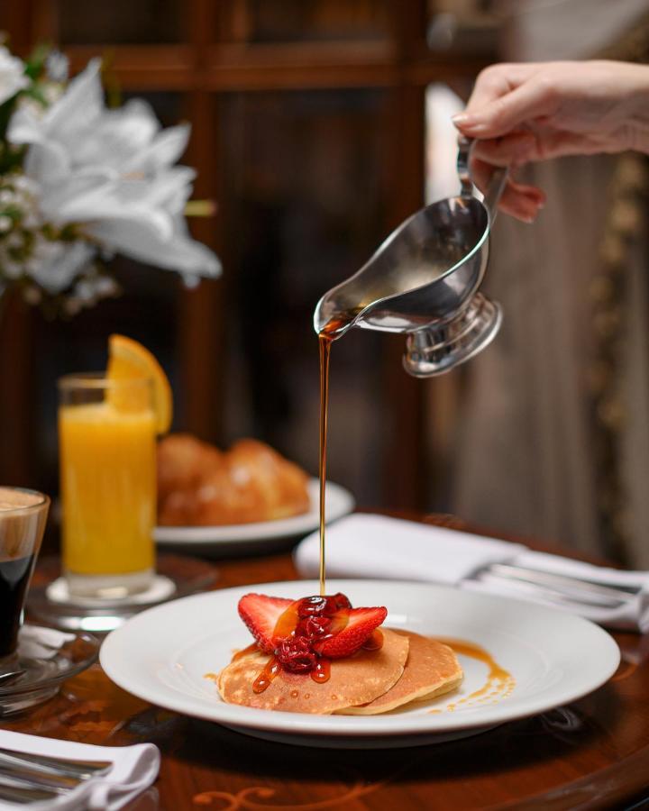 Hotel Europe Sarajevo Ngoại thất bức ảnh Maple syrup being poured onto a fruit salad
