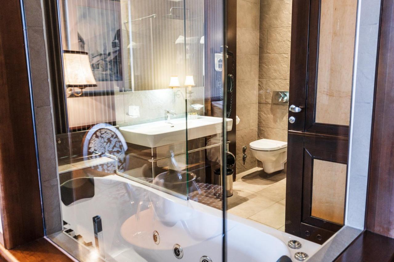 Hotel Europe Sarajevo Ngoại thất bức ảnh A shower enclosure