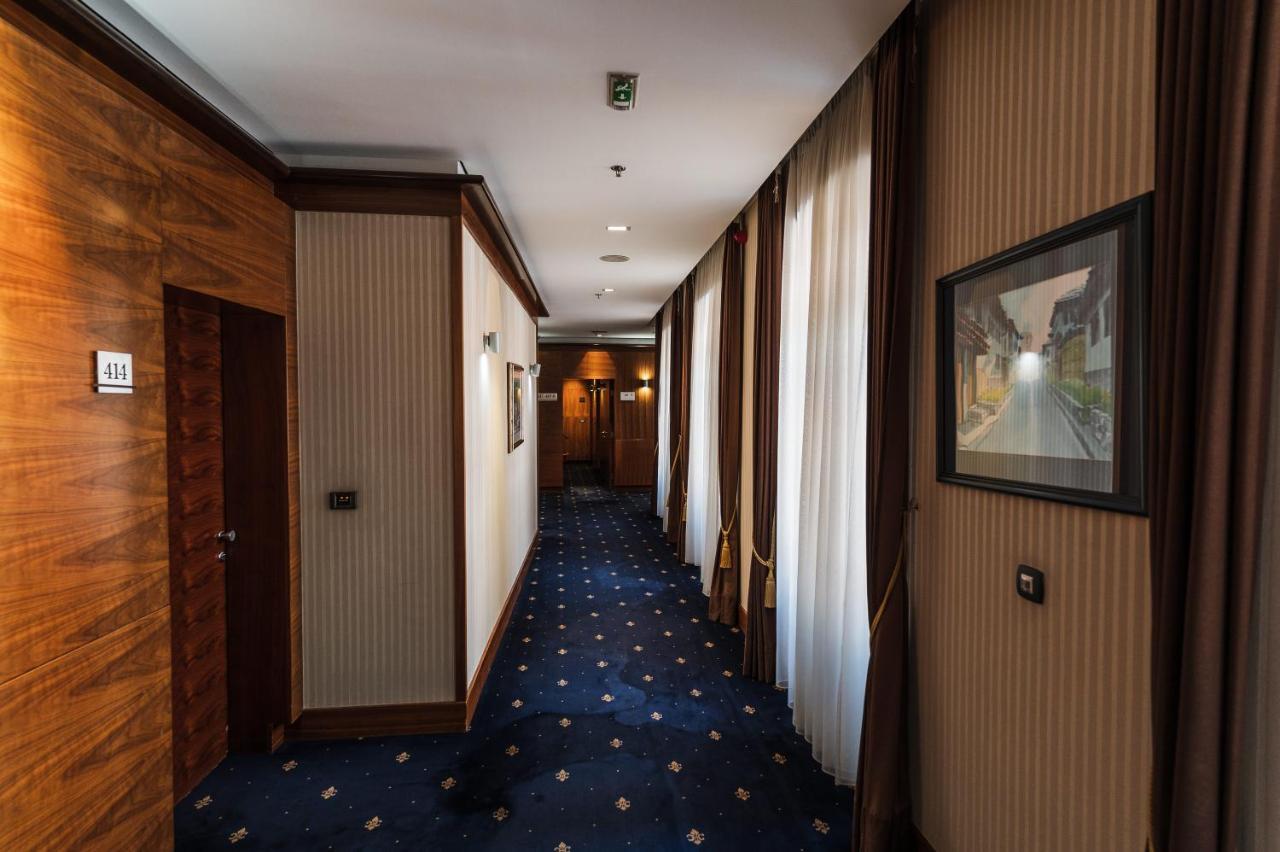 Hotel Europe Sarajevo Ngoại thất bức ảnh A corridor in the hotel