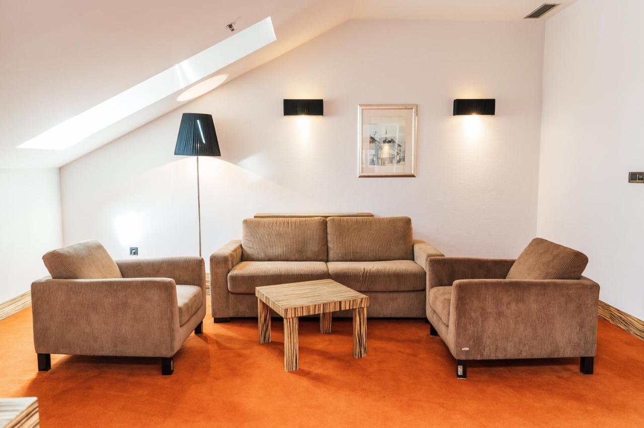 Hotel Europe Sarajevo Ngoại thất bức ảnh A living room with carpet
