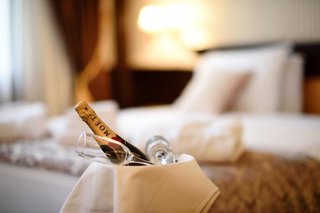Hotel Europe Sarajevo Ngoại thất bức ảnh A bottle of Moët & Chandon champagne